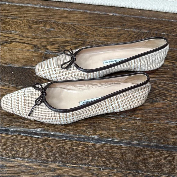 For trade for $3 with juliafromiowa -Manolo Blahnik Brown and Cream Flats - Picture 4 of 7